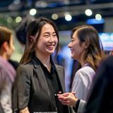 乱伦社用户运营总监赵梦琪的职业形象照，面带微笑，在社群活动现场与用户交流，展现亲和力与专业运营能力